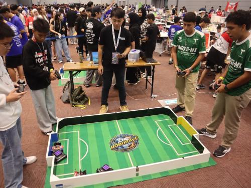 Mario Delgado y Rodrigo Rojas felicitan a estudiantes del CONALEP por ganar en Japón el campeonato mundial de robótica